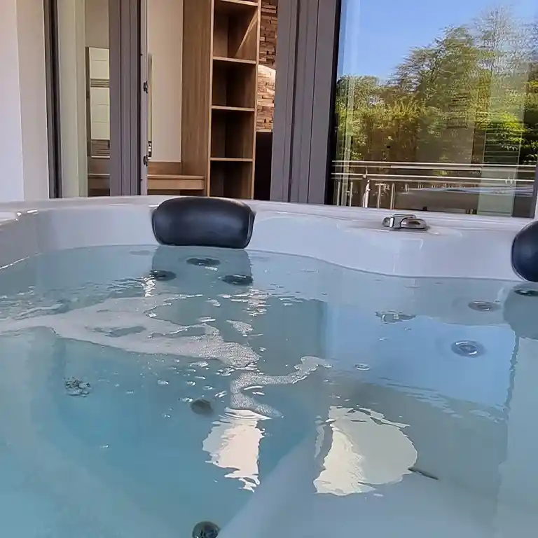 Whirlpool auf der privaten Dachterrasse eines Privatbads im Südsee-Camp, mit Blick ins Grüne und Innenbereich im Hintergrund.