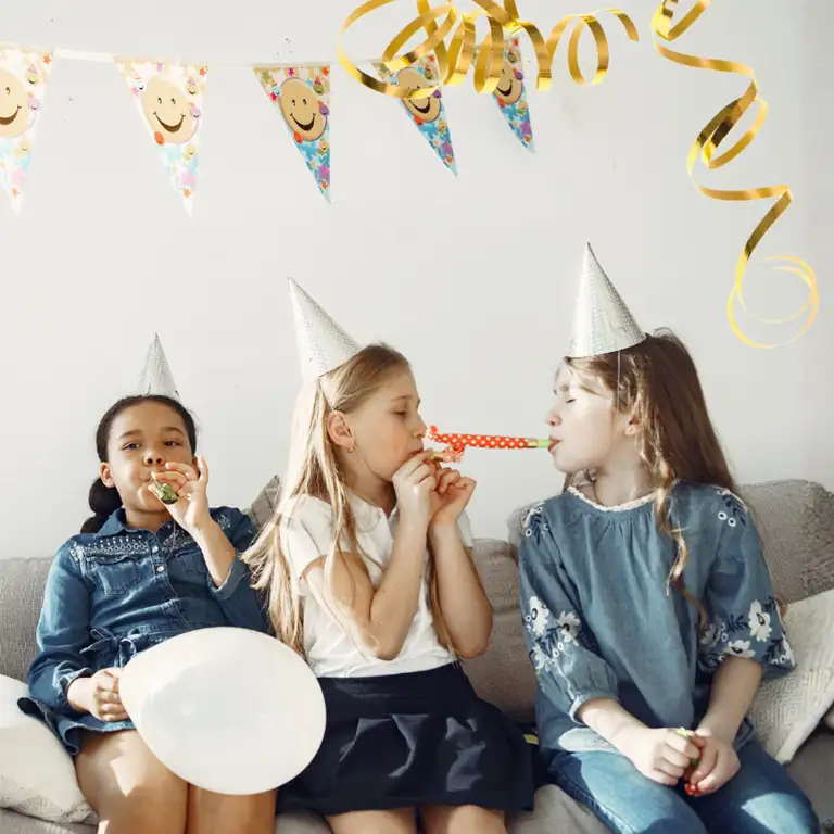 Fasching / Karneval Kinder mit Partyhüten feiern zum Beispiel Fasching