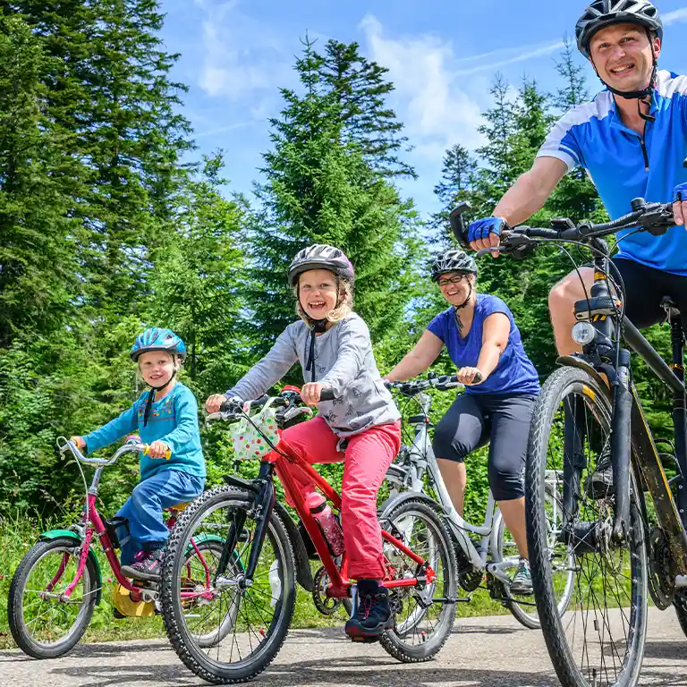 Familie auf Fahrrädern