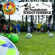 Fußball-Trainingstage Fußbälle auf Rasen, im Hintergrund Kinder