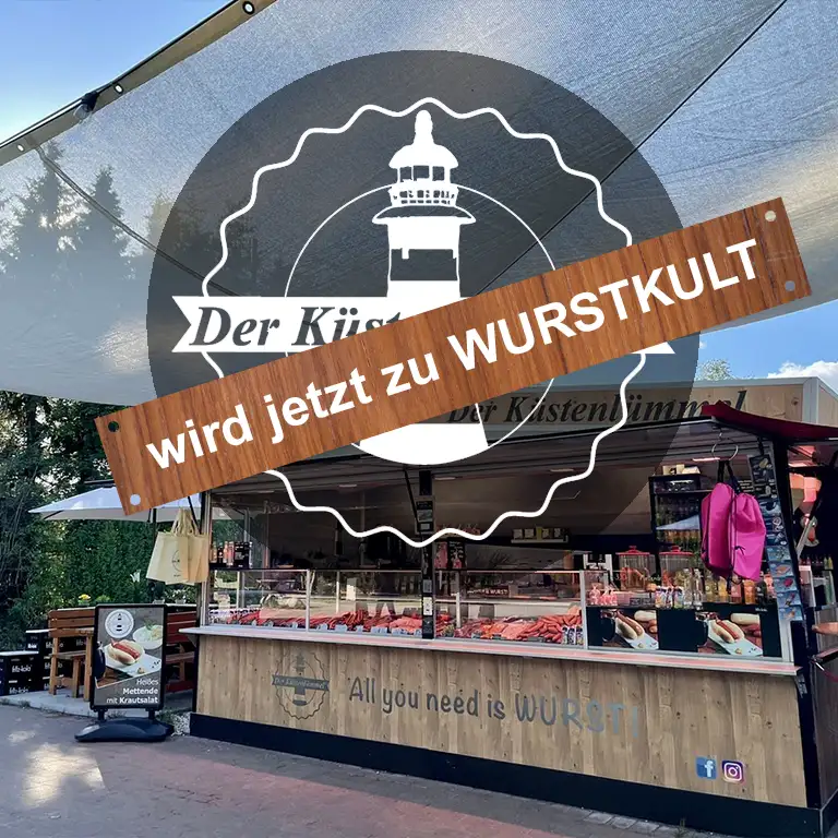 Imbissstand im Südsee-Camp mit der Aufschrift ‚Der Küstenhimmel wird jetzt zu WURSTKULT‘ vor einer Wursttheke mit Fleischwaren und Slogan ‚All you need is WURST‘.