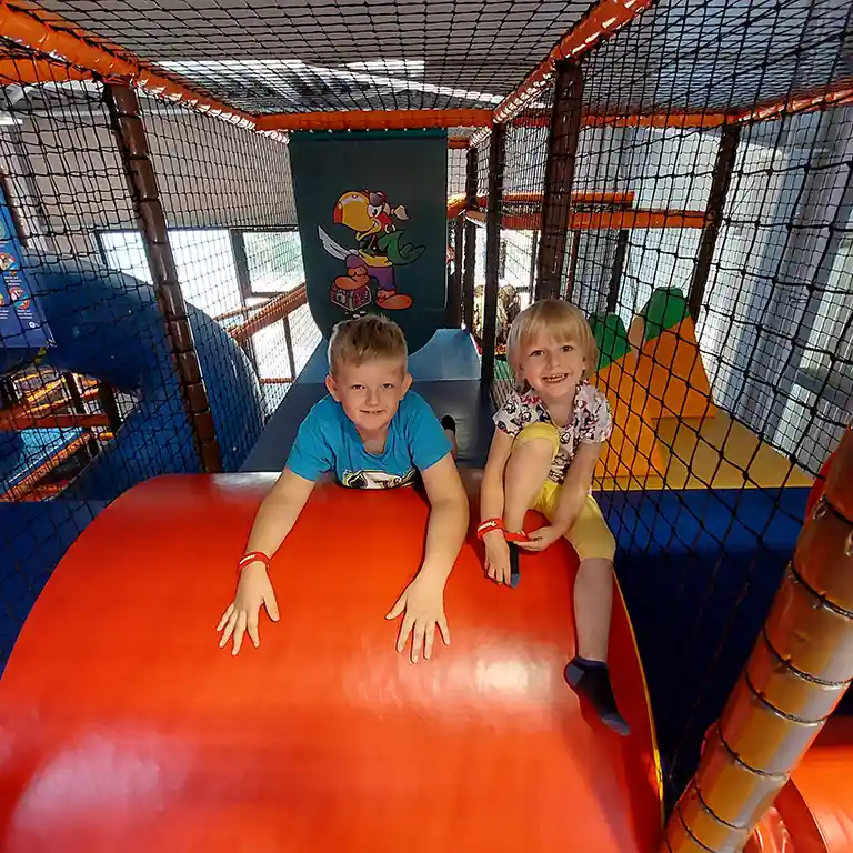 Zwei Kinder am oberen Ende einer Rutsche