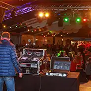 Himmelfahrt DJ auf Bühne vor Publikum