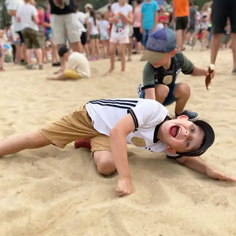 Junge lachend am Strand