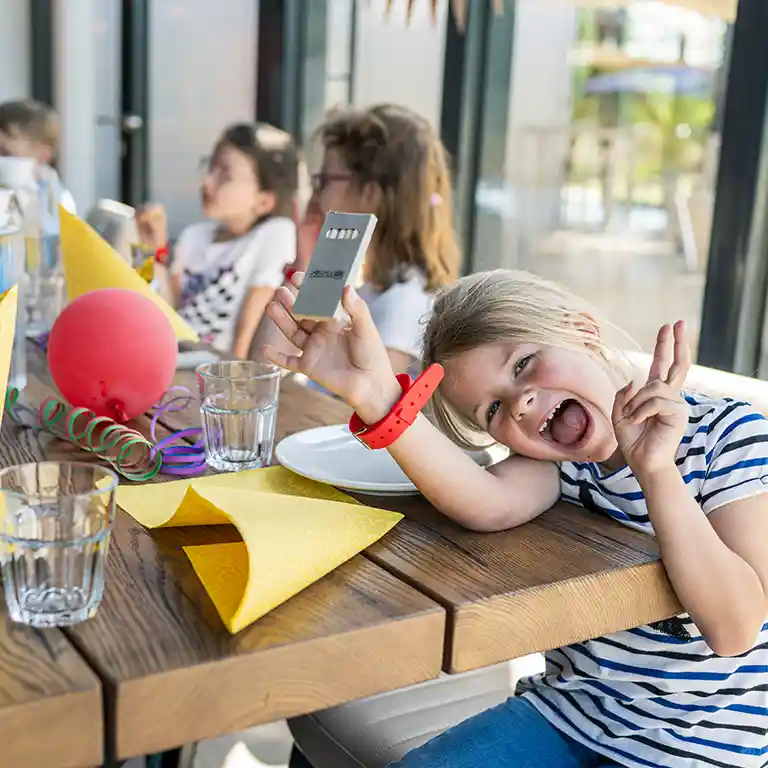 Kinder an einem Geburtstagstisch