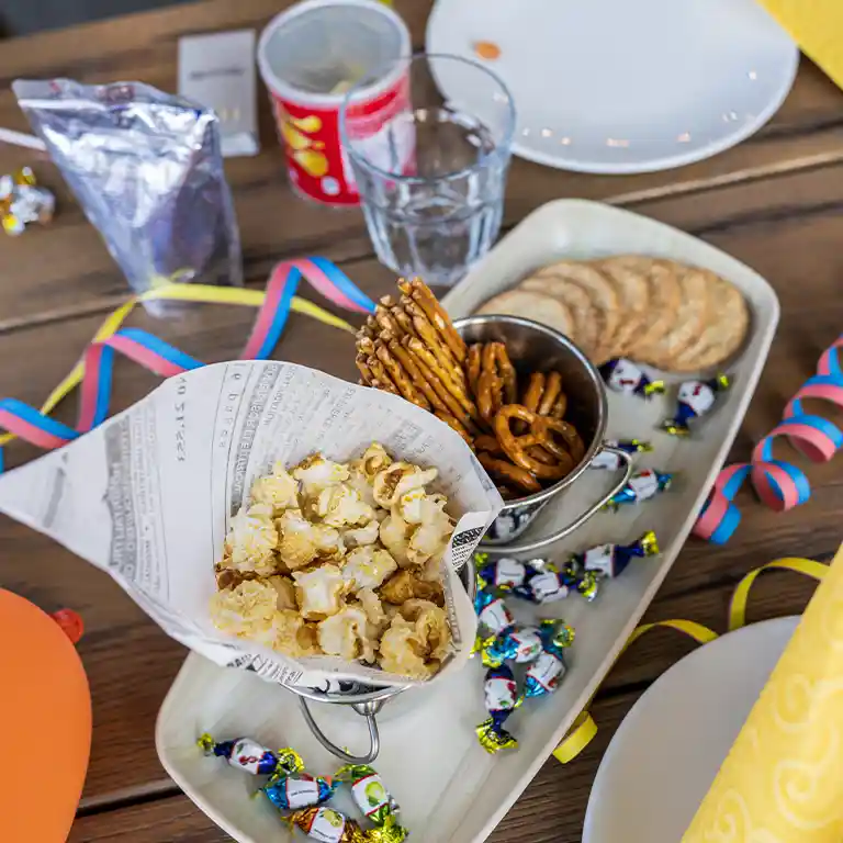 verschiedene Snacks auf einer Servierplatte
