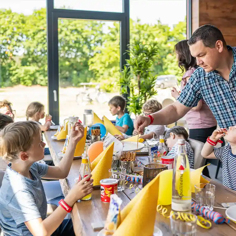 Kinder an einem gedeckten Geburtstagstisch