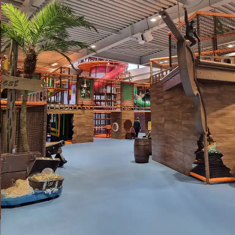 Der Indoorspielplatz „Piratennest“ im Südsee-Camp lädt Kinder zum Spielen und Toben ein. Mit Klettergerüsten, Rutschen und einer fantasievollen Piratenkulisse bietet er jede Menge Abenteuer für die ganze Familie – auch bei schlechtem Wetter.