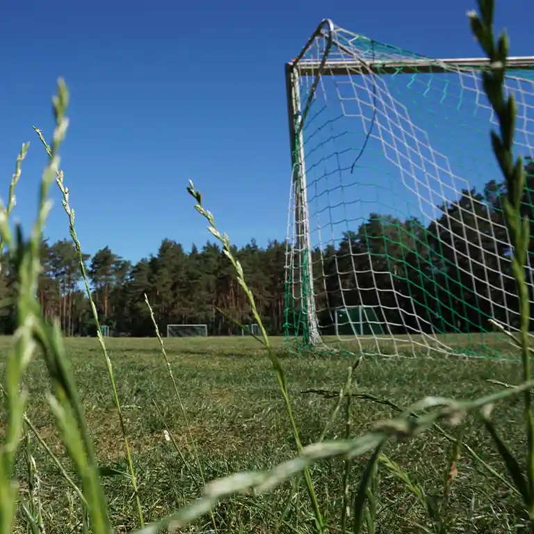 Mehr erfahren Fußballplatz im Südsee-Camp bei strahlendem Sonnenschein, ideal für Kinder, Jugendliche und Familien – weitläufiges Gelände, gut erreichbar und für alle Altersgruppen geeignet.