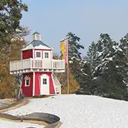 Weihnachten Südsee-Camp Leuchtturm am Strand im Schnee