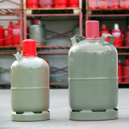Gas-Verkauf eine kleine und eine große Gasflasche