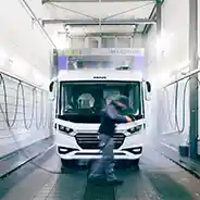 Caravan-Waschanlage ein Wohnmobil in einer Waschanlage