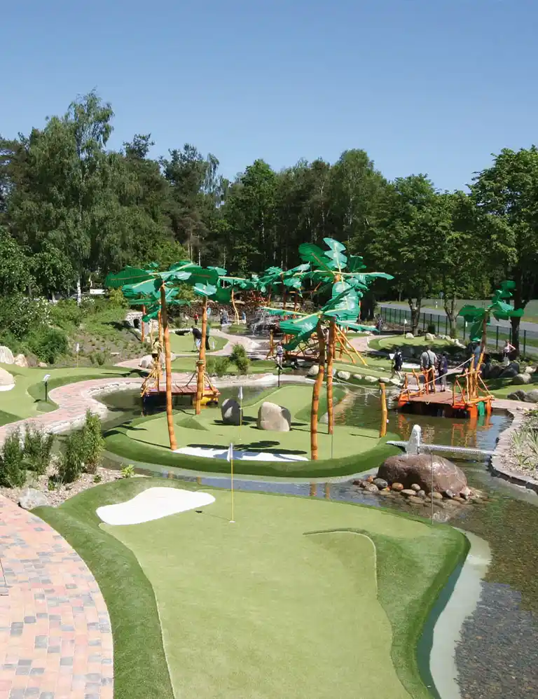 zum besonderen Minigolf-Erlebnis! Abenteuer-Minigolfanlage im Dschungel-Stil mit Hindernissen und tropischer Gestaltung im Grünen
